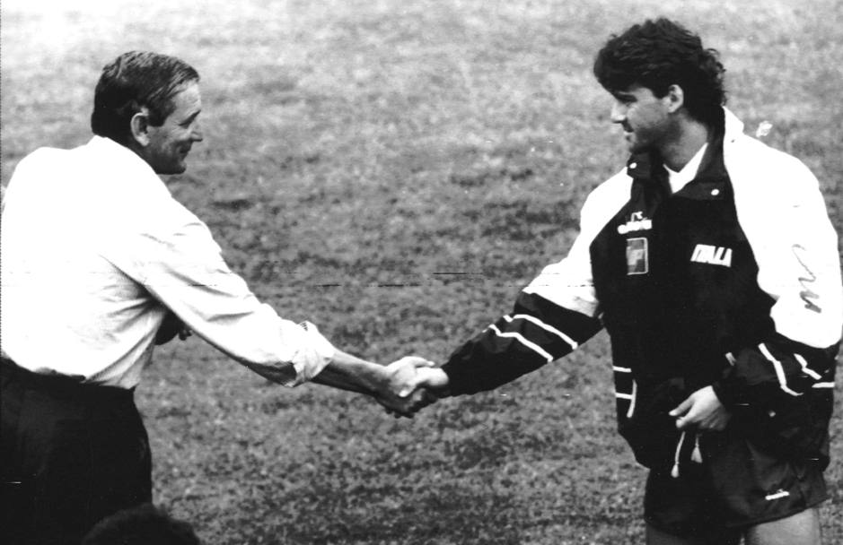 Maggio 1990, raduno della nazionale a Coverciano: Gigi Riva si congratula con Roberto Mancini per la vittoria in Coppa delle Coppe